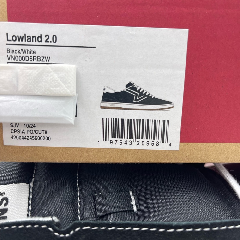 Vans • Men's Black and White Lowland 2.0
Black/White
VN000D6RBZW Sneakers Skate - Picture 13 of 16